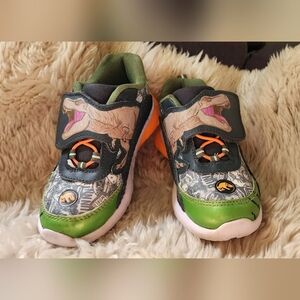 Jurassic World T-Rex sz 12 (little boy) Light-Up Sneakers